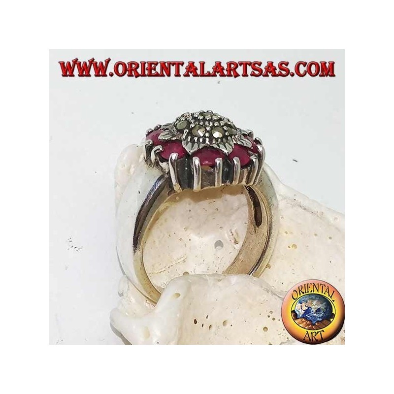 Anillo de flores de plata tachonado de marcasitas rodeado de rubíes naturales.