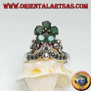 Bague en argent avec couronne en marcassite et en haut une fleur de 5 émeraudes rondes naturelles serties