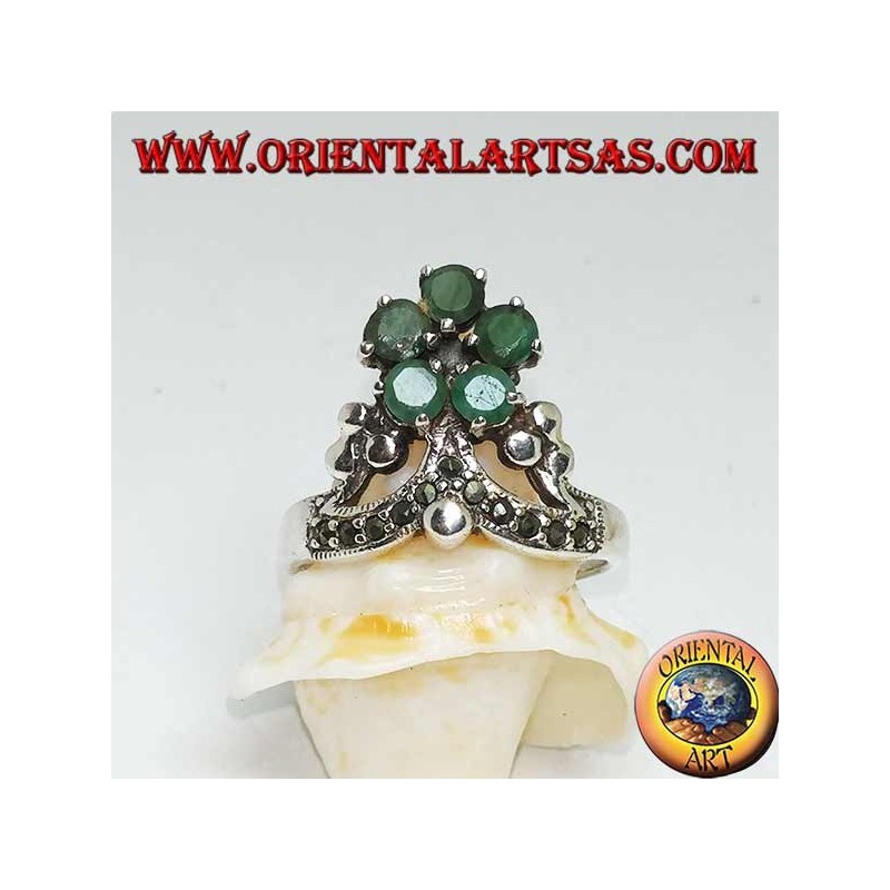 Anello in argento corona con marcasite e al vertice un fiore di 5 smeraldi tondi naturali incastonati