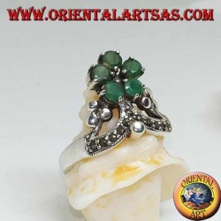 Bague en argent avec couronne en marcassite et en haut une fleur de 5 émeraudes rondes naturelles serties