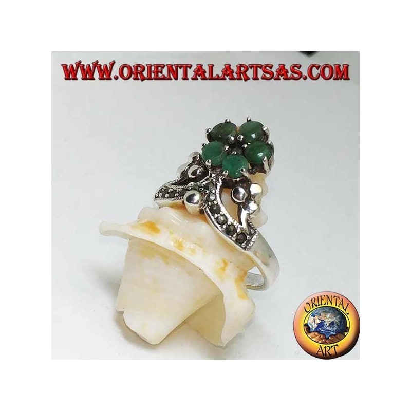 Anillo de plata con corona de marcasita y en la parte superior una flor de 5 esmeraldas redondas naturales engastadas