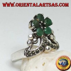 Bague en argent avec couronne en marcassite et en haut une fleur de 5 émeraudes rondes naturelles serties