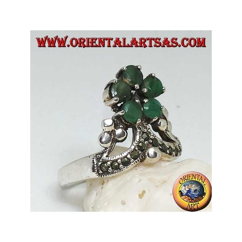 Anillo de plata con corona de marcasita y en la parte superior una flor de 5 esmeraldas redondas naturales engastadas