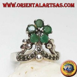 Bague en argent avec couronne en marcassite et en haut une fleur de 5 émeraudes rondes naturelles serties