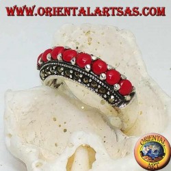 Bague en argent avec une rangée de coraux entre deux rangées de marcassite