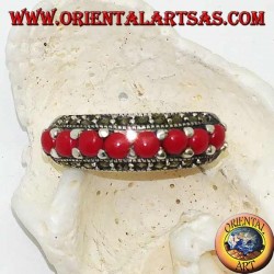 Bague en argent avec une rangée de coraux entre deux rangées de marcassite