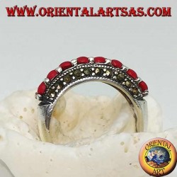 Bague en argent avec une rangée de coraux entre deux rangées de marcassite