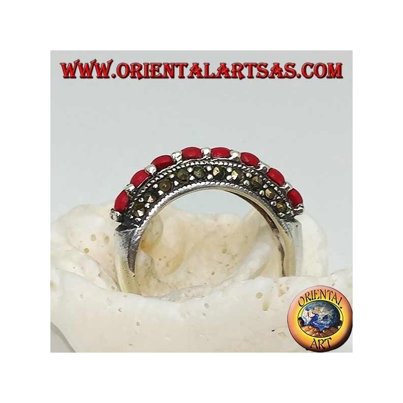 Bague en argent avec une rangée de coraux entre deux rangées de marcassite