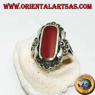 Anello in argento con corniola ovale contornata da marcasite e piestrine lisce d'argento