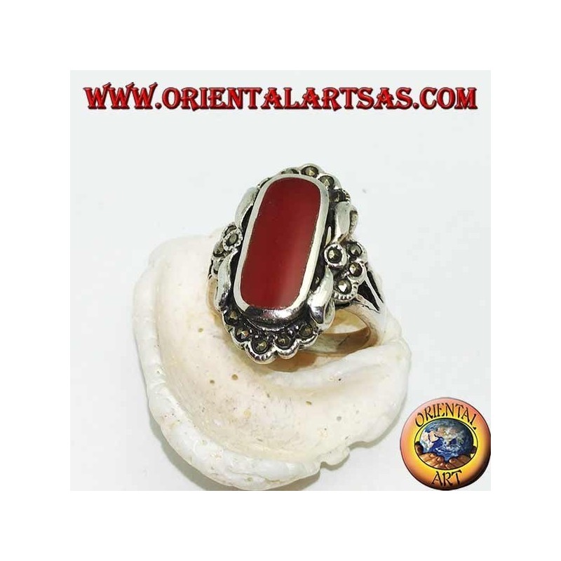 Anillo de plata con cornalina ovalada rodeada de marcasita y pequeñas piedras plateadas lisas