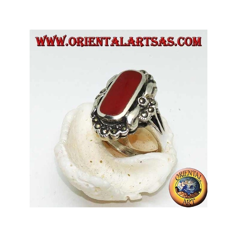 Anillo de plata con cornalina ovalada rodeada de marcasita y pequeñas piedras plateadas lisas