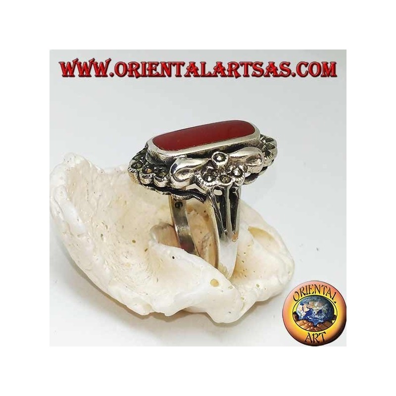 Anillo de plata con cornalina ovalada rodeada de marcasita y pequeñas piedras plateadas lisas