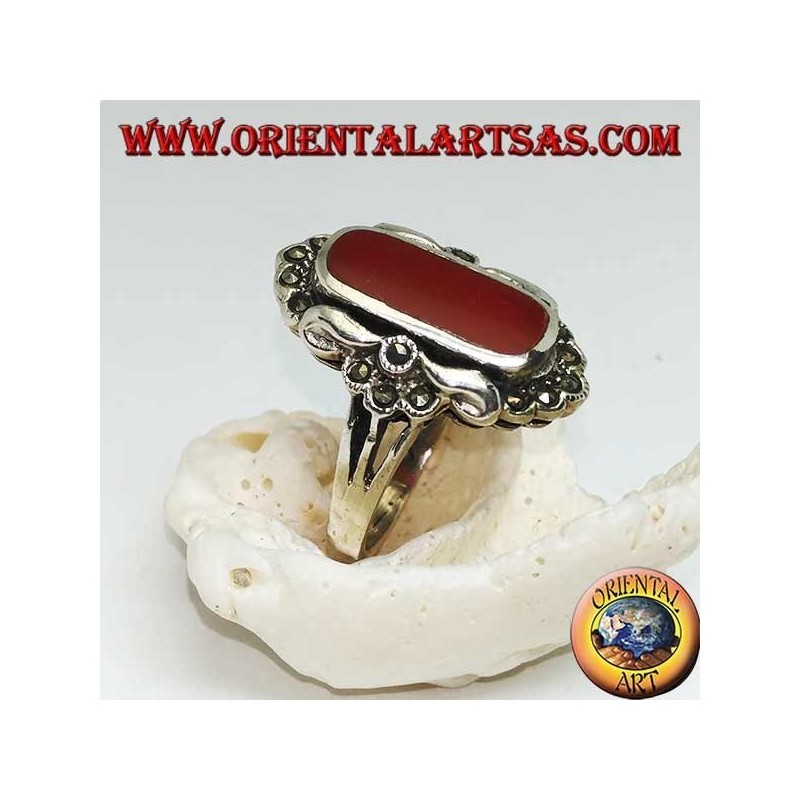 Anello in argento con corniola ovale contornata da marcasite e piestrine lisce d'argento