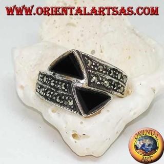 Bague en argent avec bague cloutée en marcassite avec deux triangles d'onyx opposés