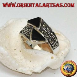 Bague en argent avec bague cloutée en marcassite avec deux triangles d'onyx opposés
