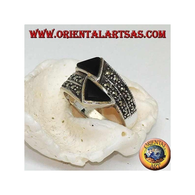 Anillo de plata con tachuelas de marcasita con dos triángulos ónix opuestos
