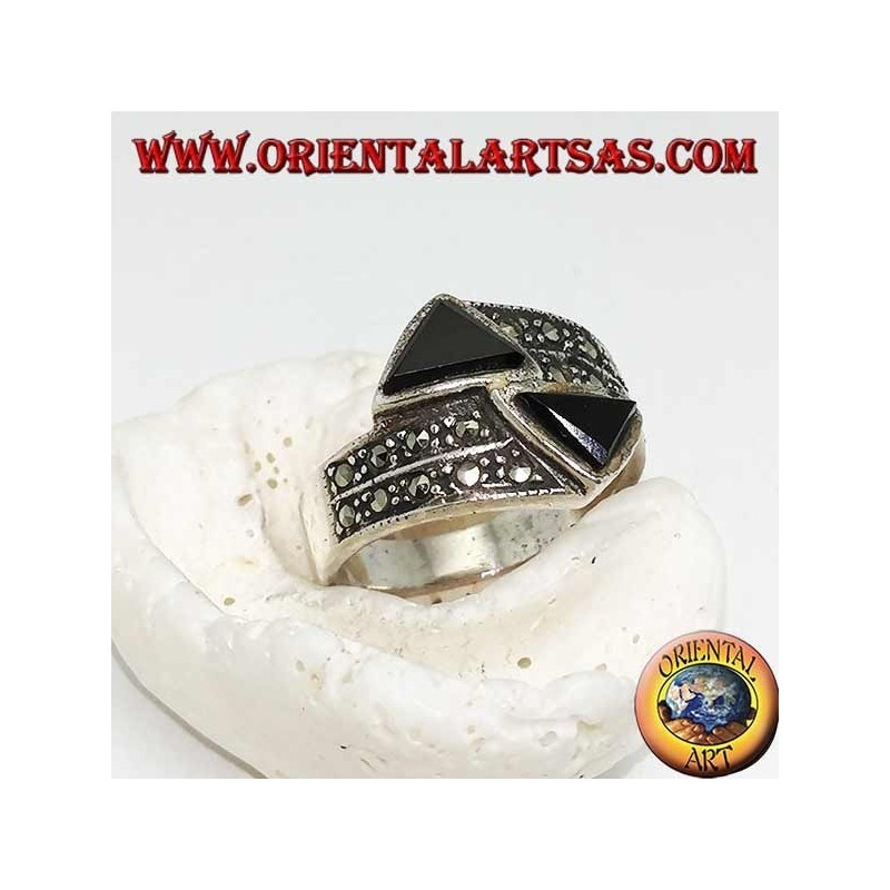 Anello in argento a fedina tempestata di marcasite con due triangoli di onice opposti