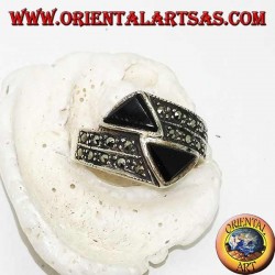 Bague en argent avec bague cloutée en marcassite avec deux triangles d'onyx opposés
