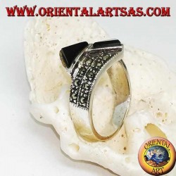 Silberring mit Markasit-Nietenring mit zwei gegenüberliegenden Onyx-Dreiecken