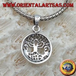 Colgante de plata, Yggdrasil en el círculo pequeño (árbol de la vida o árbol cósmico)