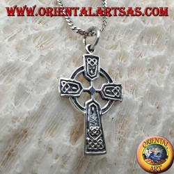 Colgante de plata, cruz celta con decoraciones en bajorrelieve celta