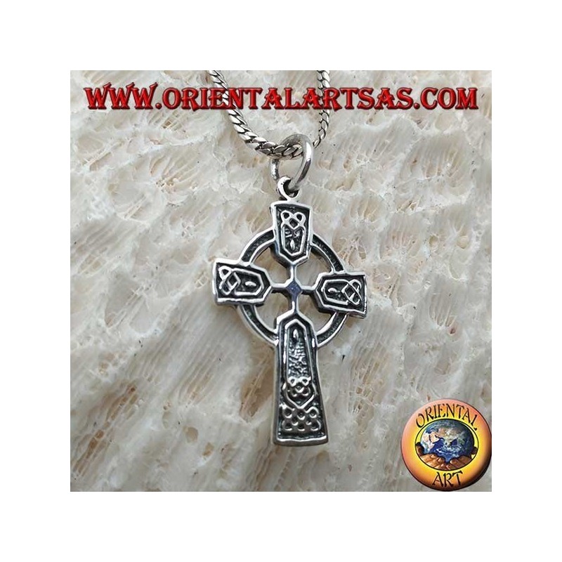 Colgante de plata, cruz celta con decoraciones en bajorrelieve celta