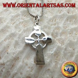Colgante de plata, cruz celta con decoraciones en bajorrelieve celta