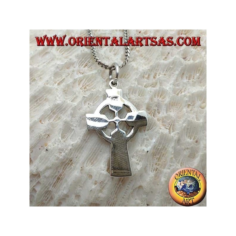Pendentif en argent, croix celtique avec décorations bas-relief celtiques