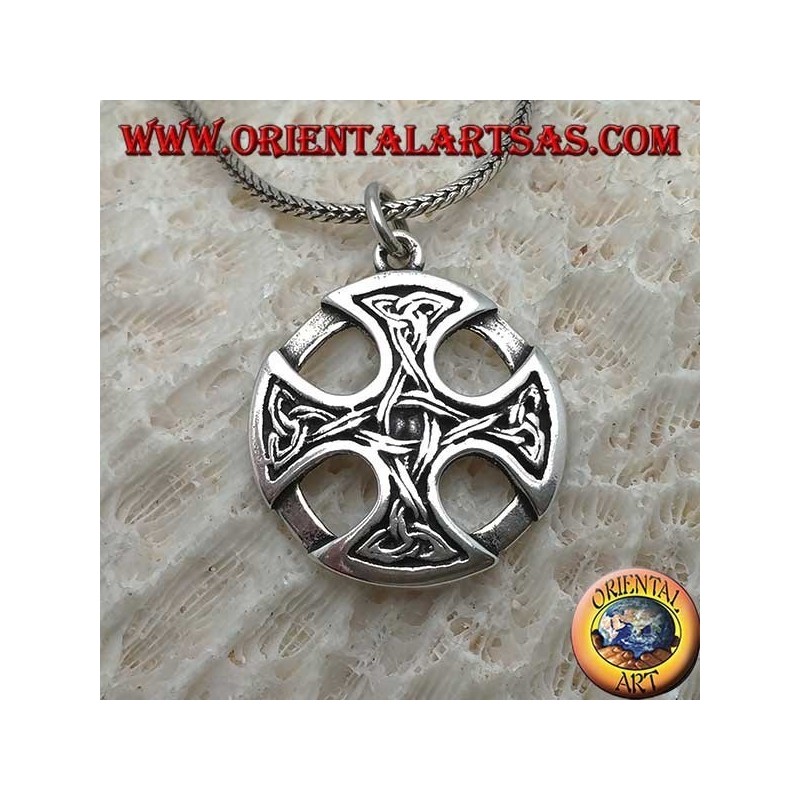 Pendentif en argent, croix celtique sur le disque avec des nœuds Tyrone sur les pointes reliées entre elles