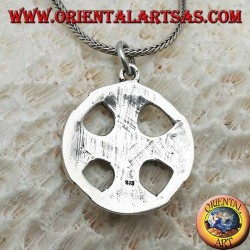 Pendentif en argent, croix celtique sur le disque avec des nœuds Tyrone sur les pointes reliées entre elles