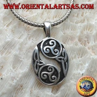 Pendentif en argent, deux triskell alternant avec des nœuds celtiques