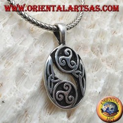 Colgante de plata, dos triskell alternando con nudos celtas