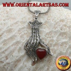 Colgante de plata, corazón de cornalina entre los dedos de una mano tachonada con marcasita