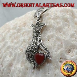 Silberanhänger, Karneolherz zwischen den Fingern einer mit Markasit besetzten Hand