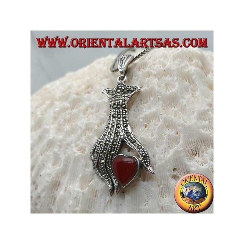 Pendentif en argent, coeur en cornaline entre les doigts d'une main parsemée de marcassite