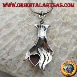 Colgante de plata, corazón de cornalina entre los dedos de una mano tachonada con marcasita