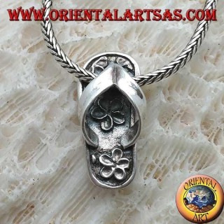 Colgante de plata con chanclas con incrustaciones