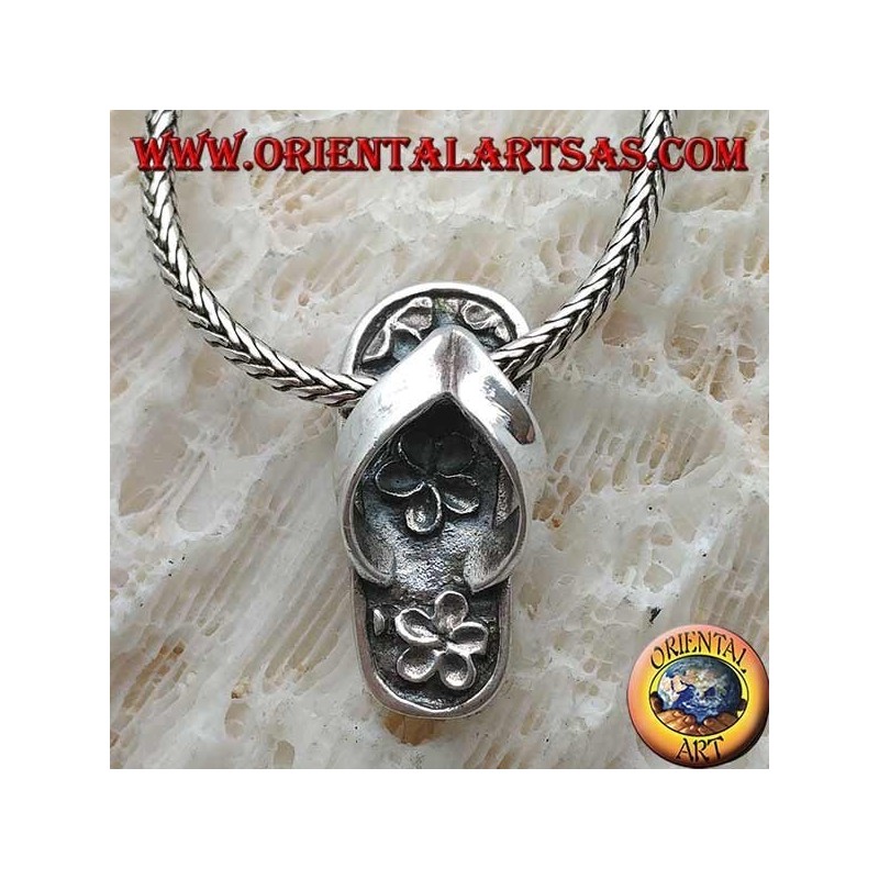 Colgante de plata con chanclas con incrustaciones