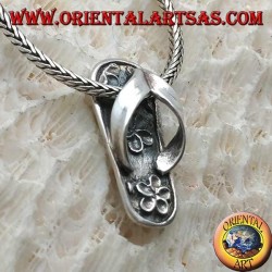 Colgante de plata con chanclas con incrustaciones