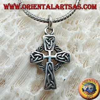 Ciondolo in argento, croce celtica con decorazioni e nodo di Tyrone in bassorilievo