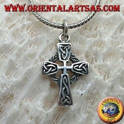 Silberanhänger, keltisches Kreuz mit Verzierungen und Flachrelief Tyrones Knoten