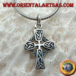 Silberanhänger, keltisches Kreuz mit Verzierungen und Flachrelief Tyrones Knoten