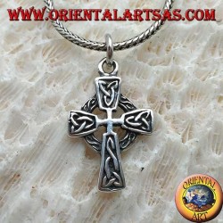 Colgante de plata, cruz celta con decoraciones y bajorrelieve nudo de Tyrone