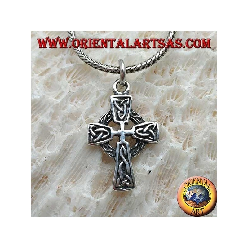Colgante de plata, cruz celta con decoraciones y bajorrelieve nudo de Tyrone