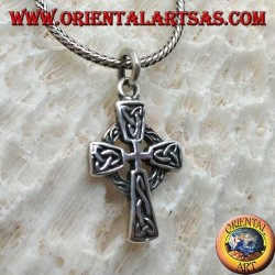 Colgante de plata, cruz celta con decoraciones y bajorrelieve nudo de Tyrone