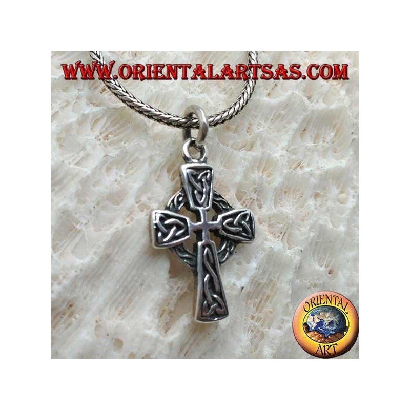 Ciondolo in argento, croce celtica con decorazioni e nodo di Tyrone in bassorilievo