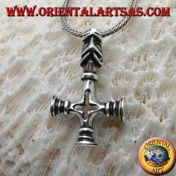 Colgante de plata, cruz invertida con la cabeza del sabueso infernal como un gancho