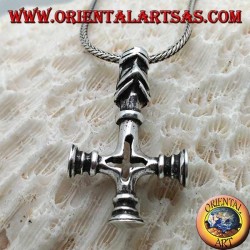 Pendentif en argent, croix inversée avec la tête du chien infernal en crochet