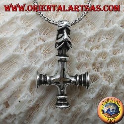 Colgante de plata, cruz invertida con la cabeza del sabueso infernal como un gancho