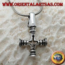 Colgante de plata, cruz invertida con la cabeza del sabueso infernal como un gancho